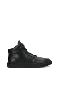 Černé kotníkové tenisky z kůže; hladký povrch s perforovanými detaily na špičce, plochá gumová podrážka a přední zavazování na tkaničky.