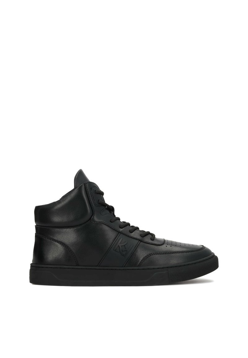 Černé kotníkové tenisky z kůže; hladký povrch s perforovanými detaily na špičce, plochá gumová podrážka a přední zavazování na tkaničky.