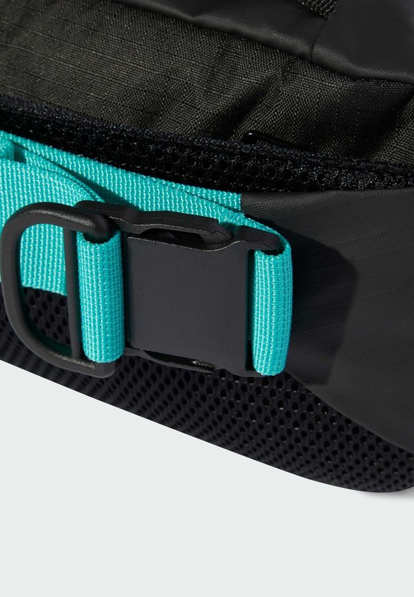 AMG PETRONAS FORMULA ONE INTELLIGENT PACKING SYSTEM - Wash bag3