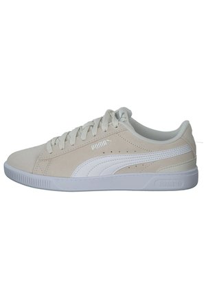 Beżowe, niskie sneakersy Puma z białym paskiem po boku, sznurowane z przodu i białą gumową podeszwą, widoczne z boku.