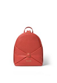 Zaino in finta pelle rossa con un frontale a trama intrecciata, parte superiore arrotondata e un accento con anello dorato. Presenta un design a pattina e dettagli con logo.
