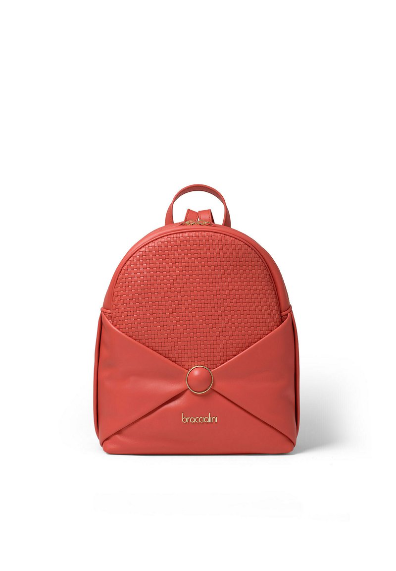 Zaino in finta pelle rossa con un frontale a trama intrecciata, parte superiore arrotondata e un accento con anello dorato. Presenta un design a pattina e dettagli con logo.