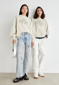 Tommy Jeans BOXY VARSITY CREW UNISEX - Sudadera - beige