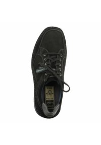 Černé semišové boty se šitými akcenty, kulatou špičkou a zavazovacím designem. Mají polstrovaný límec, strukturovanou stélku a široký střih.