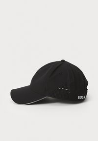 Must have mustre brimiga mustre baseball cap, perforatsiooniga külgpaneel ja valge "BOSS" logo taga. Valmistatud kergest kangast.