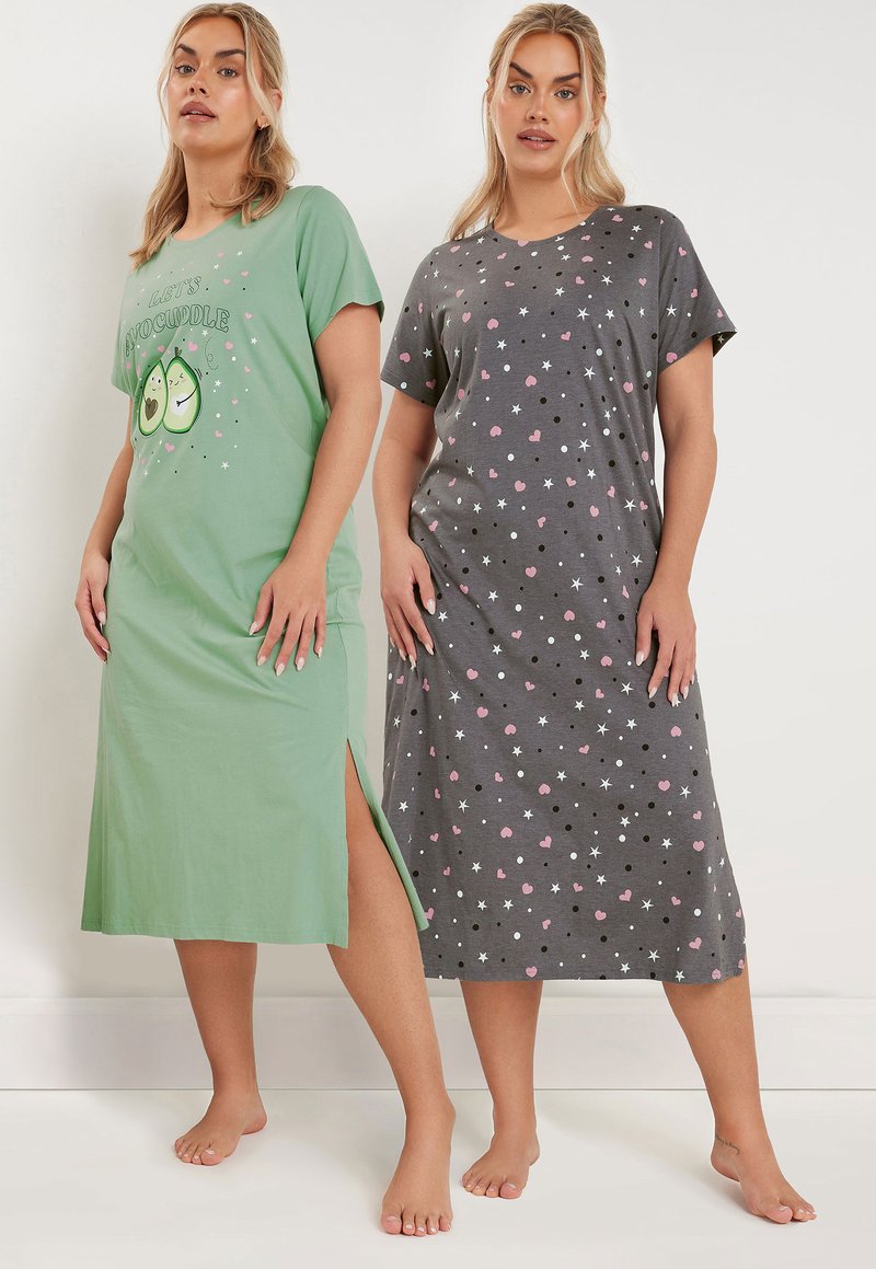 Två kvinnor i knälånga nattklänningar. Den ena är grön med en avokado-grafik; den andra är grå med ett mönster av stjärnor och hjärtan. Båda har korta ärmar.