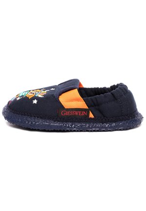 Chausson en textile marine avec côtés élastiques, accent orange et semelle en caoutchouc. Présente un design brodé d'un personnage ludique et d'étoiles.