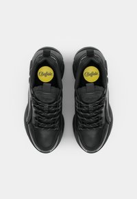 Sneakers neri con tomaia in pelle e materiale sintetico, fodera in rete, lacci tondi con accenti riflettenti e logo circolare giallo sulle solette.
