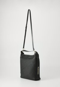 Borsa a spalla in pelle intrecciata nera con forma piatta, tracolla regolabile e dettaglio logo dorato sul lato. Texture liscia con motivo elaborato.