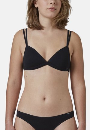 Czarny trójkątny biustonosz typu bralette z cienkimi, regulowanymi ramiączkami i gładką teksturą. Do kompletu dopasowane czarne stringi o minimalistycznym designie.