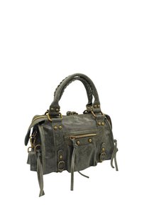 Sac en cuir de couleur vert doux avec des finitions dorées, anses supérieures ajustables, détails de franges décoratives et une poche zippée à l'avant.