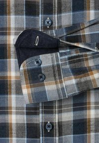 Blau, Braun und Weiß karierter Hemd mit Button-Down-Kragen, ausgestattet mit dunkelblauen Knöpfen und einem strukturierten Stoff. Ausführliches Manschettendesign sichtbar.
