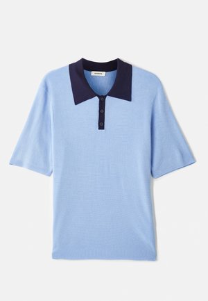 Camisa polo de manga corta de color azul claro con cuello azul oscuro y tapeta de tres botones. Tejido texturizado con un acabado suave y transpirable.