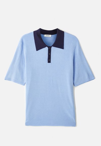 Polo shirt à manches courtes bleu clair avec un col bleu marine et un patte de boutonnage à trois boutons. Tissu texturé avec une finition douce et respirante.