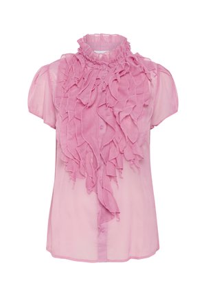 Blouse en mousseline rose avec un devant froncé, un col montant, des manches courtes et une fermeture à boutons. Elle présente un tissu texturé et des volants superposés.