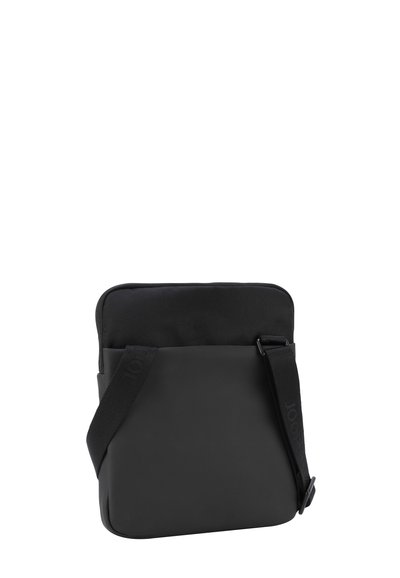 Sac bandoulière noir en matériau lisse et résistant à l'eau. Il possède un dessus zippé, une sangle ajustable et un design minimaliste.