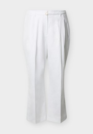 Λευκά παντελόνια ψηλόμεσα, ραμμένα με πιέτες μπροστά, θηλιές για ζώνη και μια μικρή στρογγυλή ασημένια αγκράφα σε μια λεπτή ζώνη.