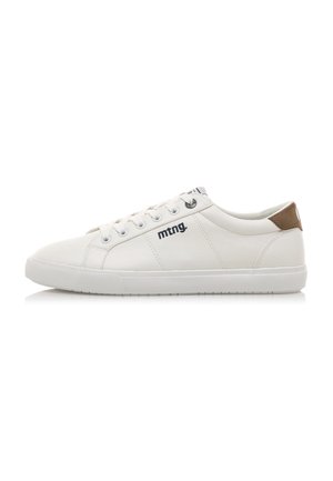 Zapatilla blanca de cuero con textura suave, punta redonda, suela plana y detalle en cuero marrón en el talón. Presenta el logo en el lateral y ojales.