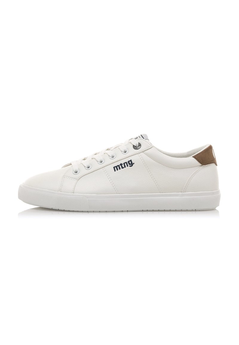 Zapatilla blanca de cuero con textura suave, punta redonda, suela plana y detalle en cuero marrón en el talón. Presenta el logo en el lateral y ojales.