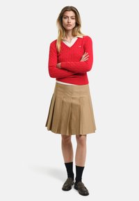 GANT STRETCH CABLE V-NECK - Strickpullover - ruby red