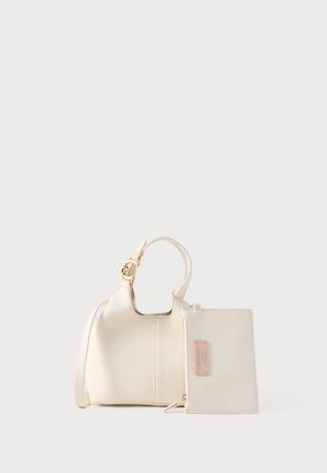 Sac à main en cuir texturé couleur crème avec fermoir doré et pochette assortie zippée, posé devant un fond uni clair.