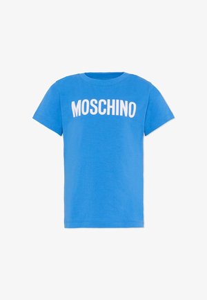 T-shirt di cotone blu con scollo rotondo e maniche corte. Sul davanti è stampata la scritta "MOSCHINO" in caratteri bianchi e in grassetto.