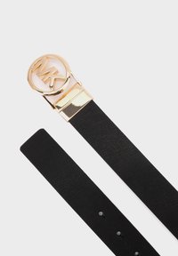 Ceinture en tissu noir avec une boucle circulaire dorée arborant un logo "MK" entrelacé. Comprend une longueur ajustable et plusieurs trous pour un meilleur ajustement.