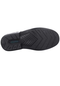 Černá gumová podrážka s klikatým vzorem, texturovaný povrch a centrální drážka pro lepší přilnavost. Obsahuje značku výrobce.