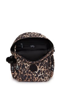 Svart och beige leopardmönstrad ryggsäck med ett blixtlåsåpning, som har en svart inredning och en liten gorillanyckelring fäst vid blixtlåset.