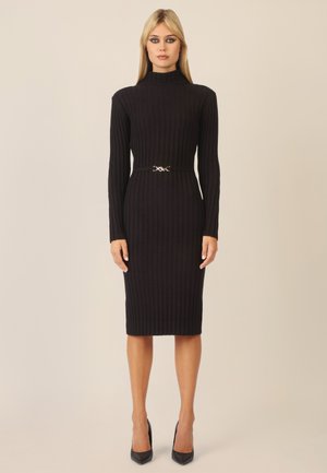Schwarzes, geripptes Strickkleid mit Stehkragen, figurbetontem Schnitt, langen Ärmeln und einem schmalen Gürtel mit einem dekorativen Schnallenverschluss.