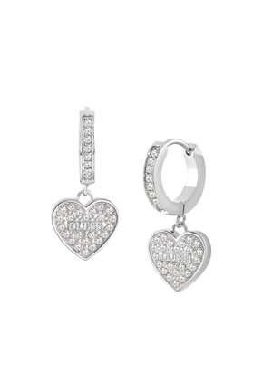 Orecchini a cerchio d'argento con pendenti a forma di cuore decorati con cristalli brillanti e la parola "GUESS" incisa su ogni cuore.