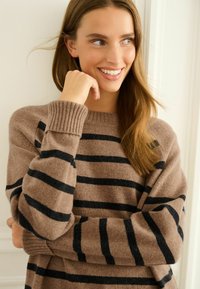 Next CREW NECK - Džemper - camel brown stripe