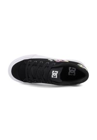 Czarny sneaker z materiałową cholewką i białą gumową podeszwą. Posiada kolorowe grafiki po bokach i logo na języku. Sznurowadła są czarne.