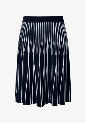 Gebreide uitlopende rok in marineblauw met witte verticale strepen die een geometrisch patroon vormen. Elastische tailleband, mid-lengte zoom, zachte textuur.