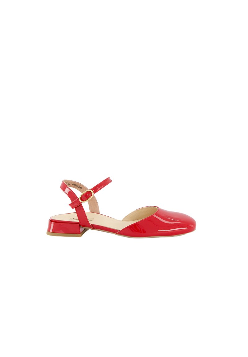 Bombas de salón de charol rojo con puntera redonda, tacón bajo y tira ajustable en el tobillo con detalle de hebilla dorada.