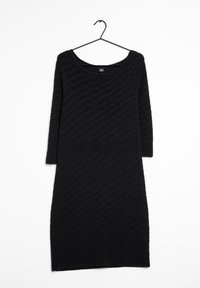 Vestito nero a maglia con maniche lunghe, caratterizzato da un motivo a onde testurizzato e un colletto a barchetta. Appeso a una gruccia di plastica nera.