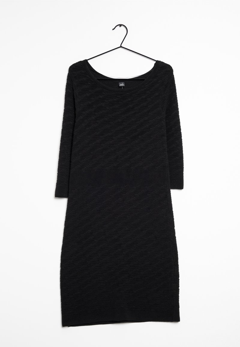 Vestito nero a maglia con maniche lunghe, caratterizzato da un motivo a onde testurizzato e un colletto a barchetta. Appeso a una gruccia di plastica nera.