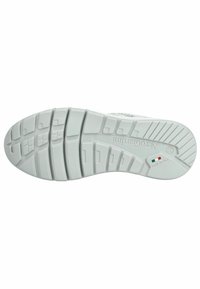 Sål af en sneaker, tekstureret gummimateriale, overvejende hvid med riller og mønstre. Har "Made in Italy" og detalje med det italienske flag.