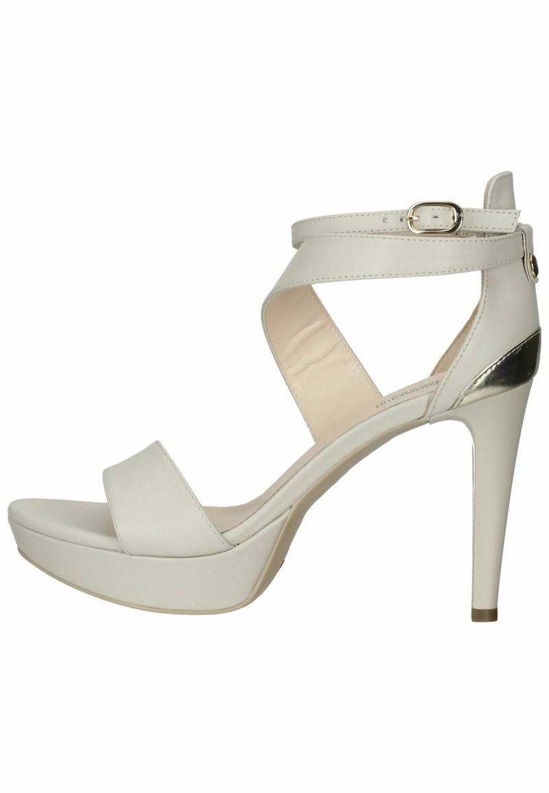 Sandal con tacco alto bianco con finish lucido, cinturino alla caviglia, design con fascette incrociate, suola piattaforma e accentatura metallica sul tacco.