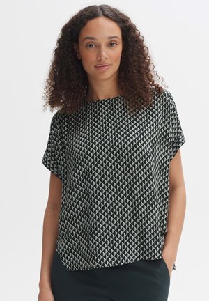 Top nero a maniche corte con un motivo geometrico di triangoli color crema. Tessuto leggero con una vestibilità rilassata e scollo rotondo.