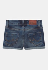 Jeansowe szorty w ciemnoniebieskim kolorze z postrzępionym dołem, z dwiema tylnymi kieszeniami z przeszyciem oraz brązową łatką z logo LTB przy pasku.