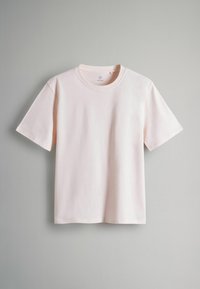 Lichtroze katoenen t-shirt met korte mouwen, een ronde hals en een ontspannen pasvorm. Glad van structuur zonder patronen of zichtbare hardware.