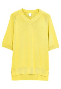 Žlutý pletený svetr s krátkými rukávy a výstřihem do V. Měkká textura, volný střih a boční rozparky na lemu pro pohodlný vzhled.