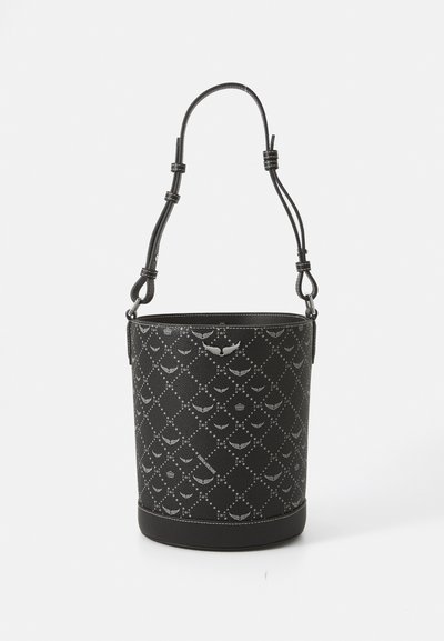 Sac à main en forme de seau en cuir texturé noir avec logo en argent et motif en diamants. Équipé d'une seule bandoulière ajustable.