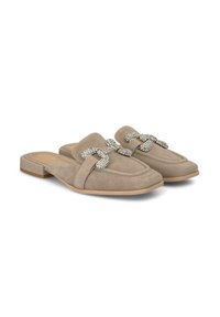Scarpe slip-on in suede beige con tacco piatto, caratterizzate da un dettaglio decorativo a forma di fiocco in strass nella parte anteriore e una punta arrotondata.
