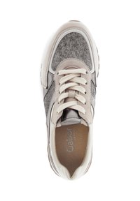 Grijze en beige sportieve schoen met een bovenwerk van vilt, leren accenten, ronde veters en een structurele rubberen zool. Logo zichtbaar aan de binnenkant.
