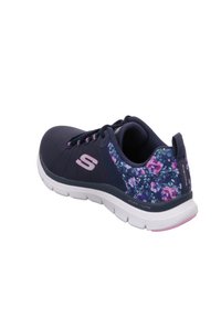 Scarpa sportiva navy con tomaia in rete e motivo floreale. Include dettagli rosa, chiusura con lacci e suola bianca leggera. Tecnologia Flex + Lite.