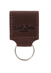 Hnědý kožený držák na klíče obdélníkového tvaru, s viditelným švem, vyraženým logem na přední straně a kovovým kroužkem na klíče.