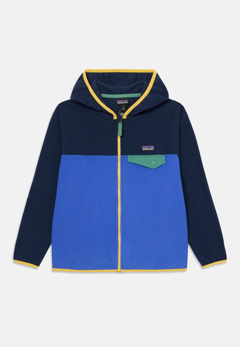Un hoodie zippé en polaire avec des panneaux bleu marine, bleu et vert, une poche verte, des accents jaunes et une capuche. Texture douce et zipper fonctionnel.