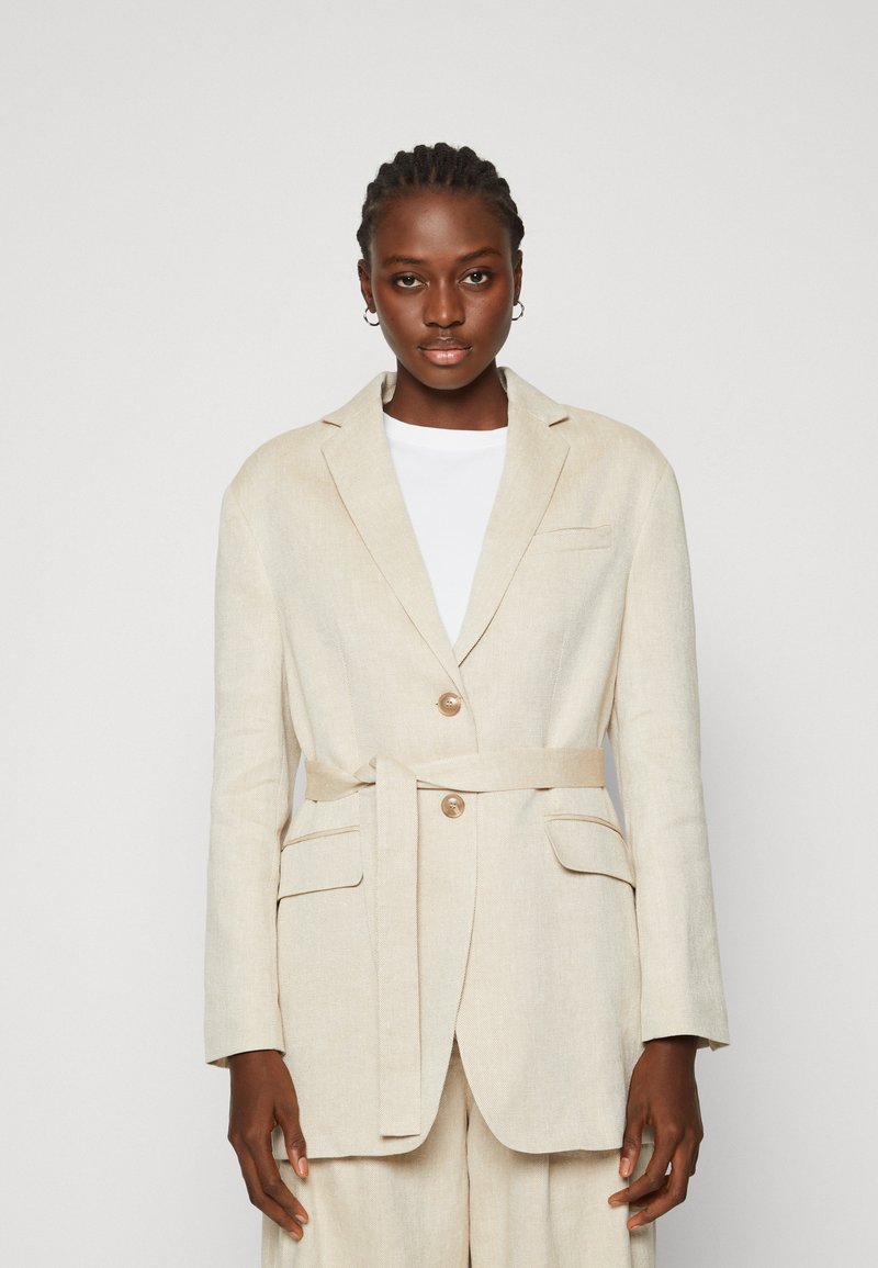 Beige Leinenblazer mit einem Gürtel, zwei vorderen Taschen und einer einfachen Knopfschließe. Taillierte Passform mit Reverskragen und langen Ärmeln.